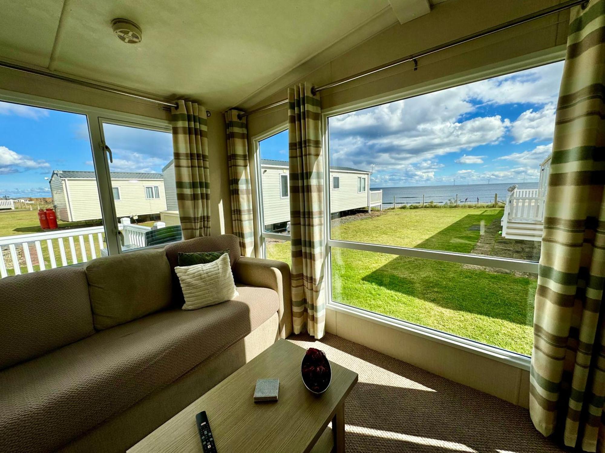 New Sea View Platinum Caravan With Huge Decking 뉴캐슬어폰타인 외부 사진